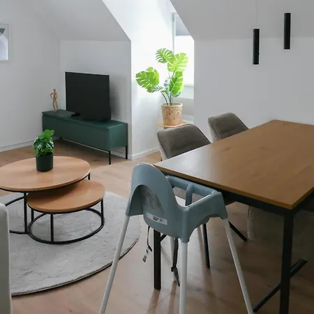 Modernes, Zentrales Mit Boxspringbett Und Waschmaschine Apartment